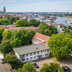 Luebeck Burgtor Trave Jugendherberge Aussengelaende Luftaufnahme LBC 2