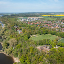 Lauenburg Sportplatz Jugendherberge Aussengelaende Elbe LBC 27