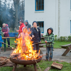 Bad Segeberg Aussengelaende Verpflegung Lagerfeuer Marshmallow DG 1