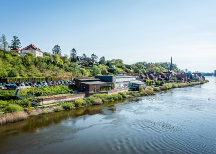 Lauenburg Zuendholzfabrik Jugendherberge Aussengelaende Elbe LBC 3