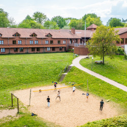 Westensee Jugendherberge Aussengelaende Beachvolleyball LBC 2