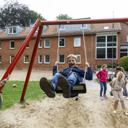 Eckernfoerde Jugendherberge Aussengelaende Spielplatz Schaukel MMM 13