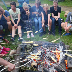 Kappeln Aussengelaende Lagerfeuer Stockbrot DG 14